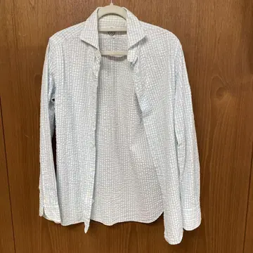 스카이블루와 화이트 시어서커 버튼 다운 셔츠
