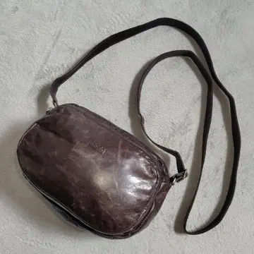 m0851 숄더백 애니린 가죽 로고 각인 다크 브라운