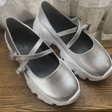 실버 스트랩 통굽 로퍼