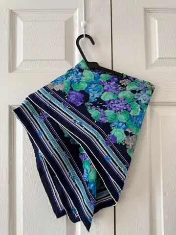 가격 인하 중 LEONARD 꽃무늬 실크 스톨 네이비