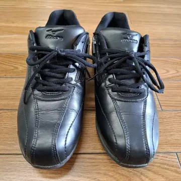 Mizuno 블랙 가죽풍 스니커즈
