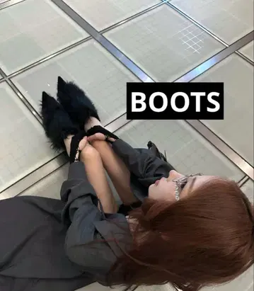 37 THEREDTHREAD S POINTED FEATHERY BOOTS