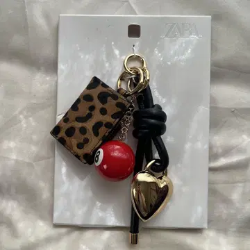 화제된 ZARA 멀티 참 키링