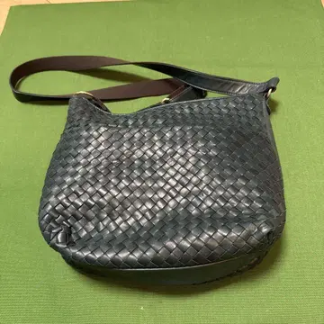 다크 그린 뜨개질 가죽 숄더백