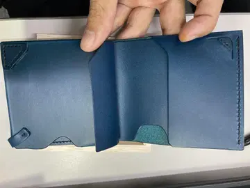 ten-to-sen. 네이비 가죽 접이식 지갑