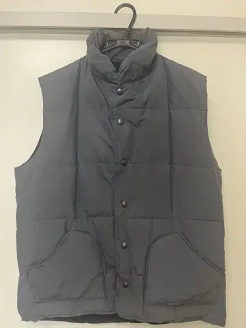 그레이 다운 베스트 전면 포켓 부착