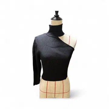 블랙 하이넥 스웨터 한쪽 소매