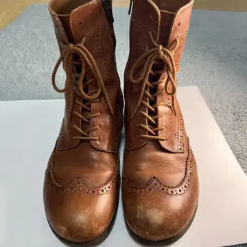 BIRKENSTOCK 브라운 가죽 숏부츠