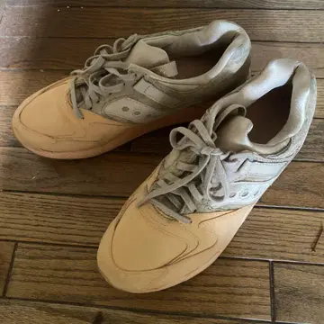 Saucony 베이지 스니커즈