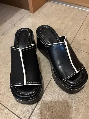 통굽 가죽 오픈토 샌들