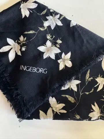 잉게보그 INGEBORG 대형 플라워 스톨 프린지 블랙