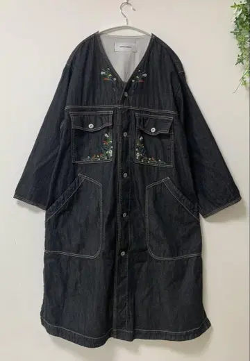 슈퍼 하카 라인 플라워 자수 V넥 데님 코트 블랙