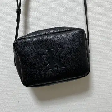 cK 블랙 가죽 숄더백