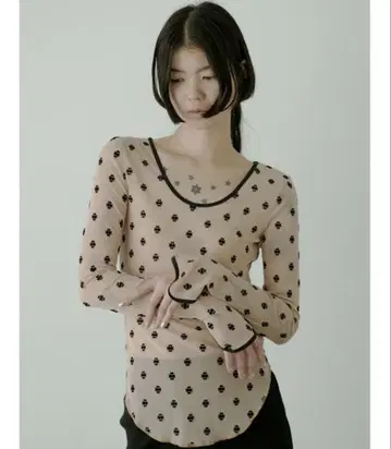 미사용 SORIN SWAN LAKE U-NECK TOP 베이지