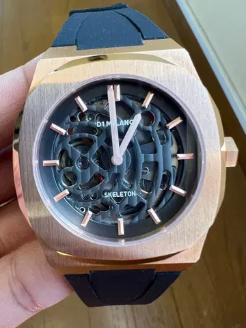 D1 Milano 스켈레톤 자동 와인딩 손목시계