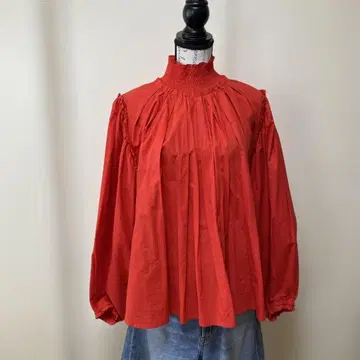 치카 키사다 빨간색 긴팔 블라우스 프릴 플리츠 포함