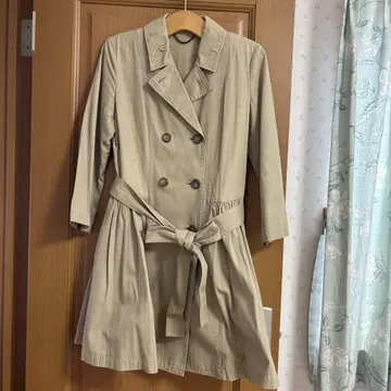 제인 마플 당스 르 살롱 트렌치코트