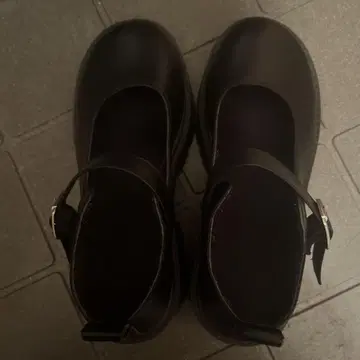 블랙 스트랩 통굽 신발