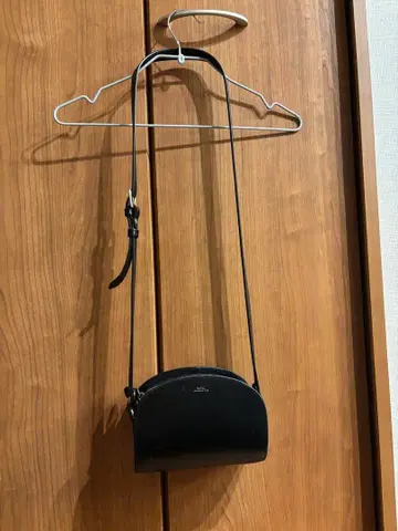 A.P.C. 블랙 숄더백