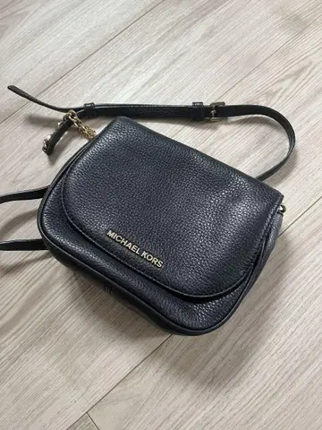 마이클코어스 체인 플랩 숄더백 블랙 주름 가죽