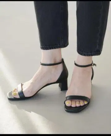 유나이티드 애로우즈 블랙 힐 샌들 스트랩 포함