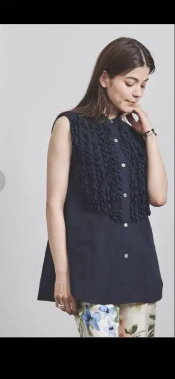 유나이티드 애로우즈 슬리브리스 프릴 셔츠 코튼 린넨 네이비