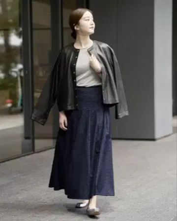 IENA 플라워 자수 턱 플레어 스커트