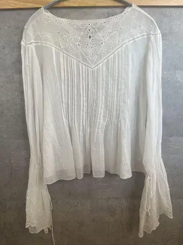 맥피 화이트 자수 블라우스 플레어 슬리브