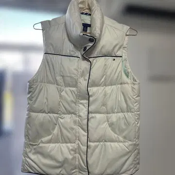 타미힐피거 화이트 다운 베스트 가슴 부분에 얼룩 있음
