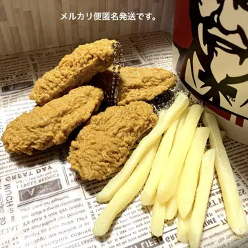 프라이드 치킨과 프라이드 감자 스트랩 식품 샘플