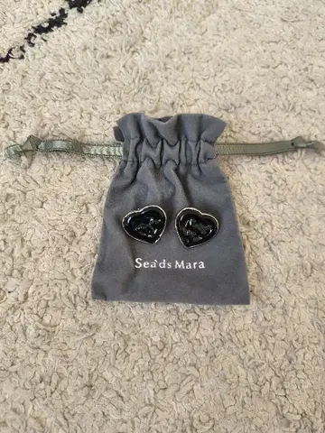 Sea's Mara 하트형 블랙 귀걸이