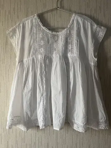 네 키테 파 화이트 프렌치 슬리브 레이스 블라우스