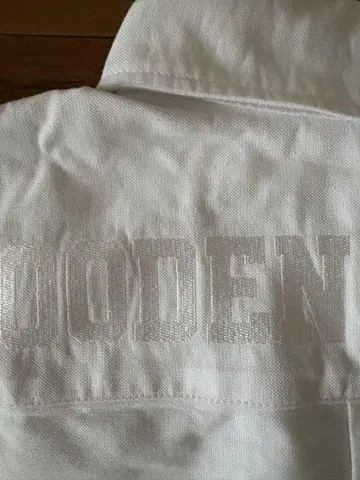 GOODENOUGH IVY 화이트 버튼 다운 긴팔 셔츠