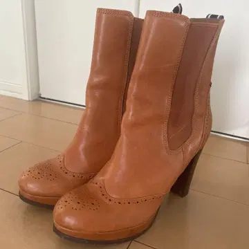 타미힐피거 카멜 부츠