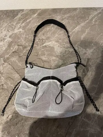 메쉬 소재 숄더백 화이트/블랙