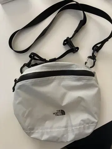 THE NORTH FACE 실버 바디백