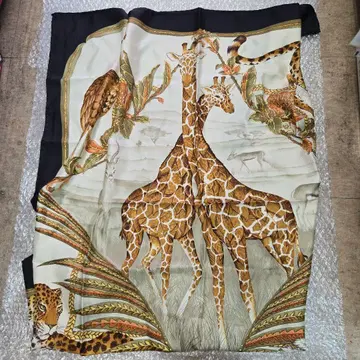 살바토레 페라가모 동물 패턴 대형 실크 스카프