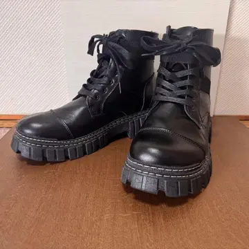 블랙 가죽 하이컷 통굽 부츠