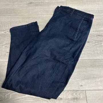 허리밴딩이 있는 다크 블루 데님