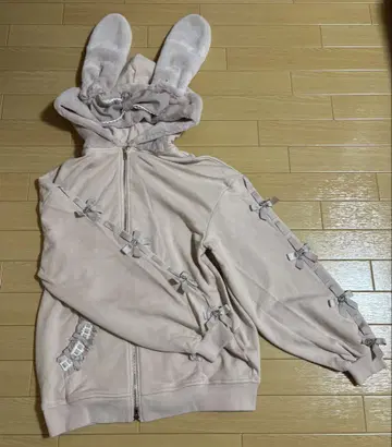 토끼 귀 달린 핑크 후드티