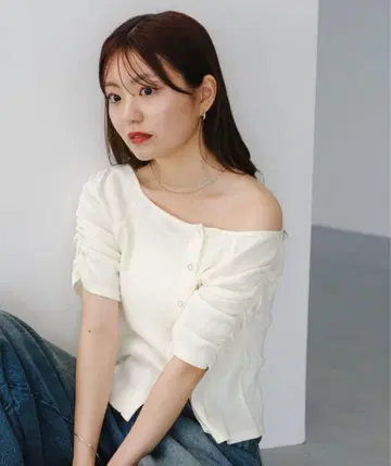 Kastane 오프숄더 골지 5부 소매 티셔츠