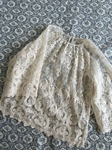 아이보리 레이스 자수 긴팔 블라우스 티셔츠