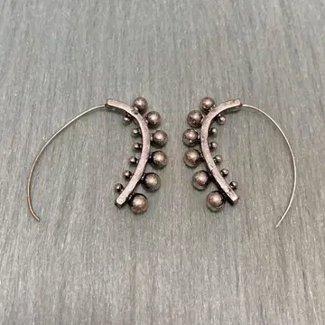 알알이 디자인 구체 귀걸이