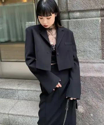 [ LVEU. ] 플레어 커프스 크롭 자켓
