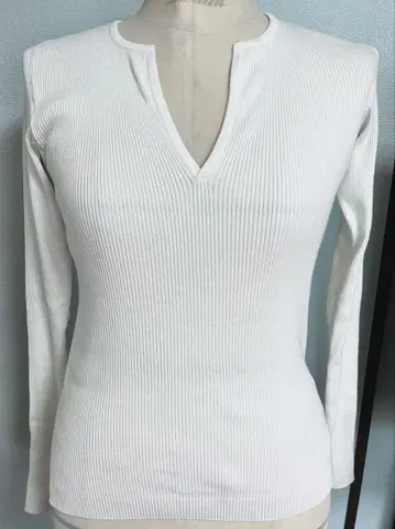 AURALEE 화이트 V넥 긴팔 리브 니트 상의 면 100%