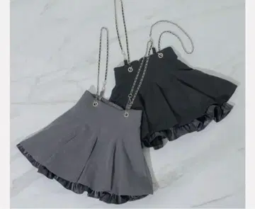 pium 체인 서스펜더 가죽 프릴 플레어 스커트