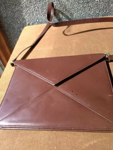 브라운 엔벨로프형 숄더백