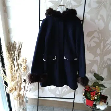 Feroux 페루 네이비 퍼 달린 울 코트 비쥬