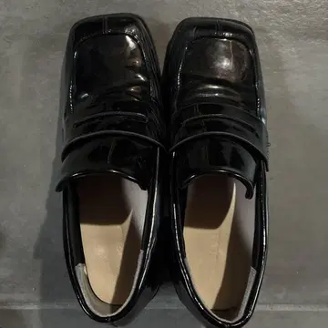 FABBY FABBY 힐 스퀘어 로퍼 (에나멜 블랙)