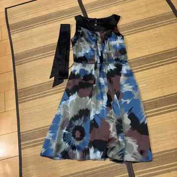 LAURA ASHLEY 슬리브리스 무릎 기장 원피스